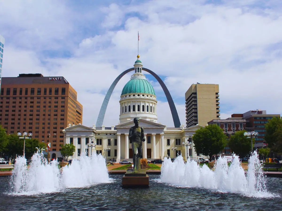 Runner Fountain and Old Courthouse and Arch, St. Louis City, MO