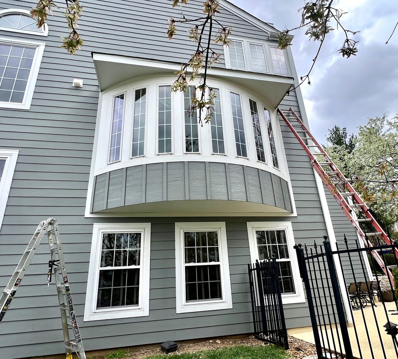 Blue gray James Hardie lap siding with bay window detail on St. Louis home