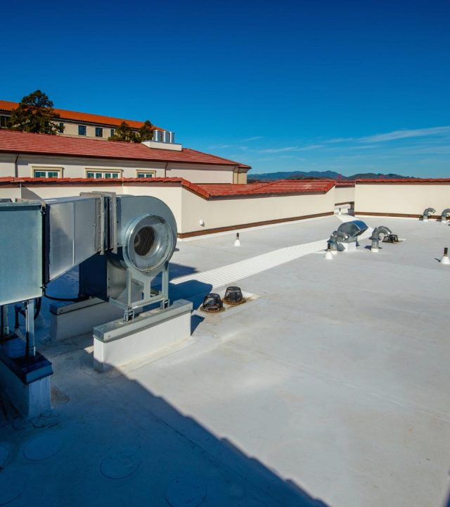 Luxury office building serviced by commercial roofing in Ladue, MO