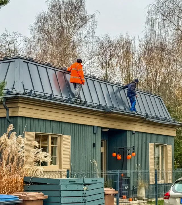 workers-roof-cozy-house-with-decorations-outdoors-high-quality-photo